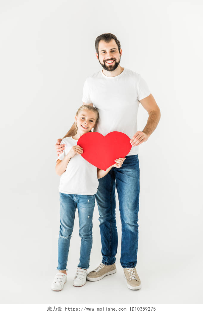 白色背景下的愉快的父亲和女儿手拿着红色爱心图像父亲和女儿的心脏符号